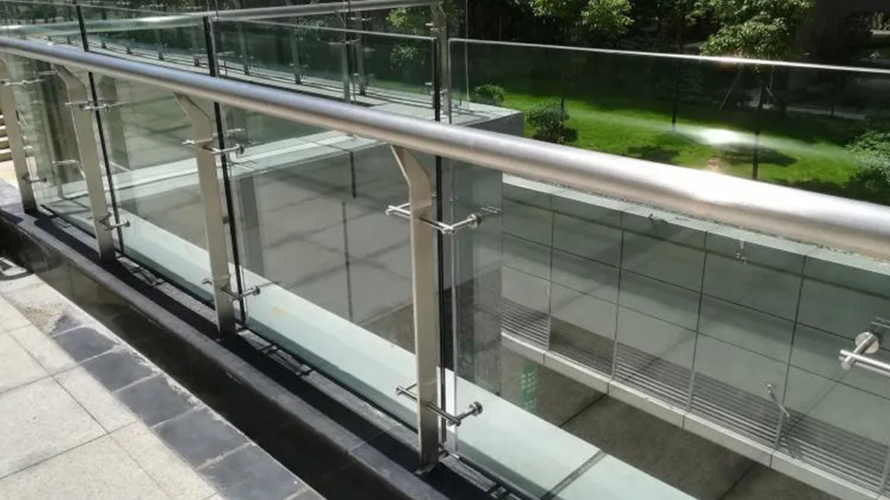 What Are The Current Trends In Modern Glass Railing Design For Balcony Transformation?